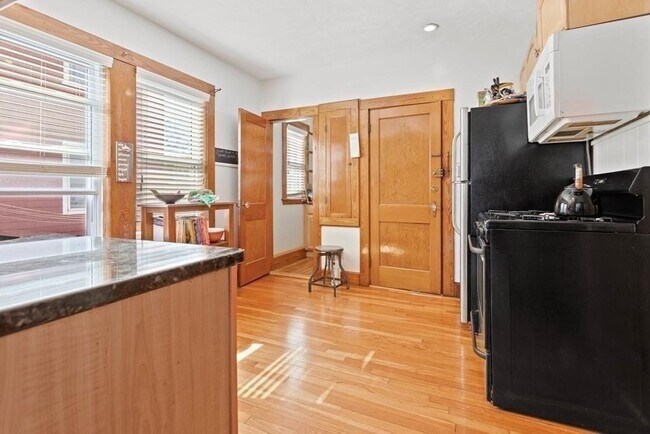 Building Photo - 189 Savin Hill Ave