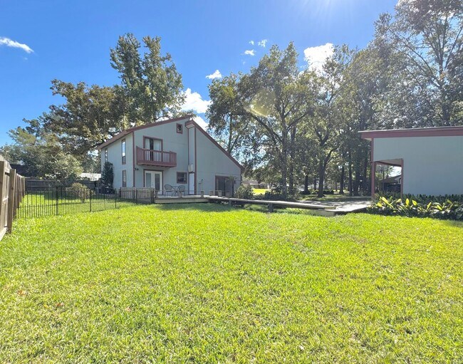 Building Photo - Spacious Baton Rouge Beauty on a Tree-Shad...