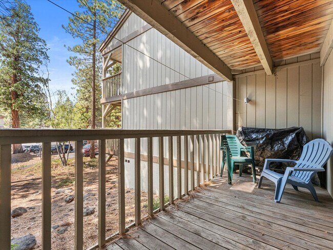 Building Photo - LONG-TERM RENTAL: Updated Townhome in Prime Location! 2 Bedrooms & Loft, Fully Furnished!