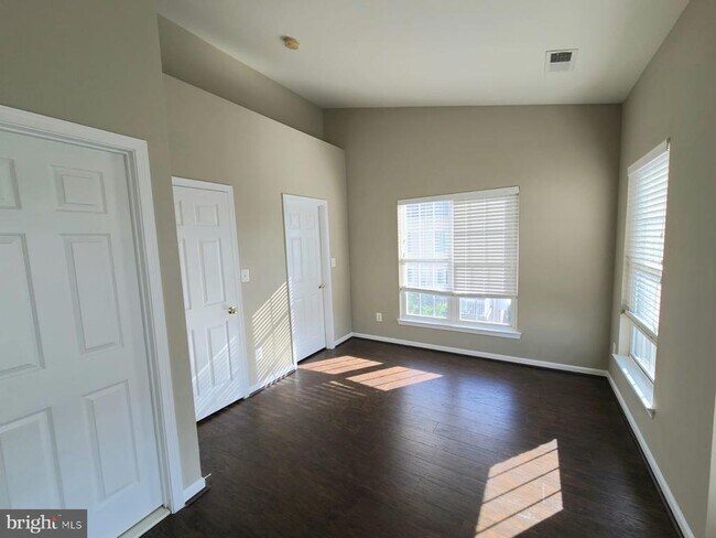 Building Photo - 42625 Homefront Terrace