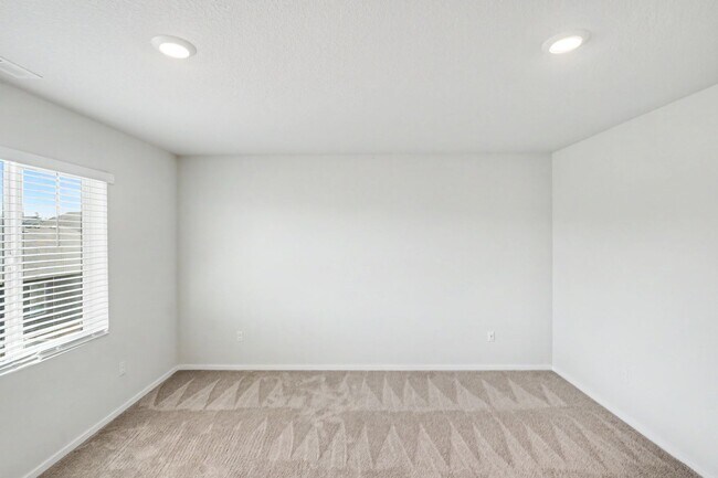 Building Photo - 4 Bed (plus BONUS ROOM), 2.5 Bath Newer Home in NE Salem