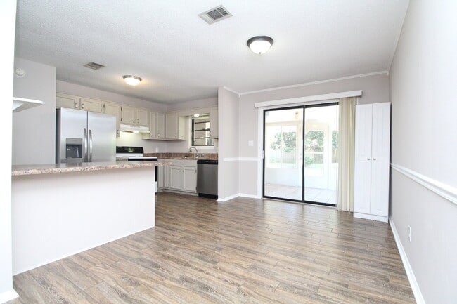 Building Photo - Updated 3/2 Brick Home in Northeast Pensac...