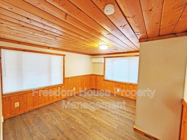 Building Photo - 2220 W Bell Vista Ave