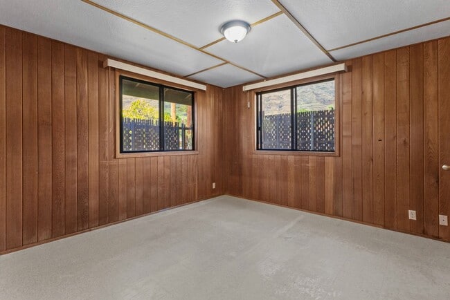 Building Photo - Three Bedroom Makaha Rental