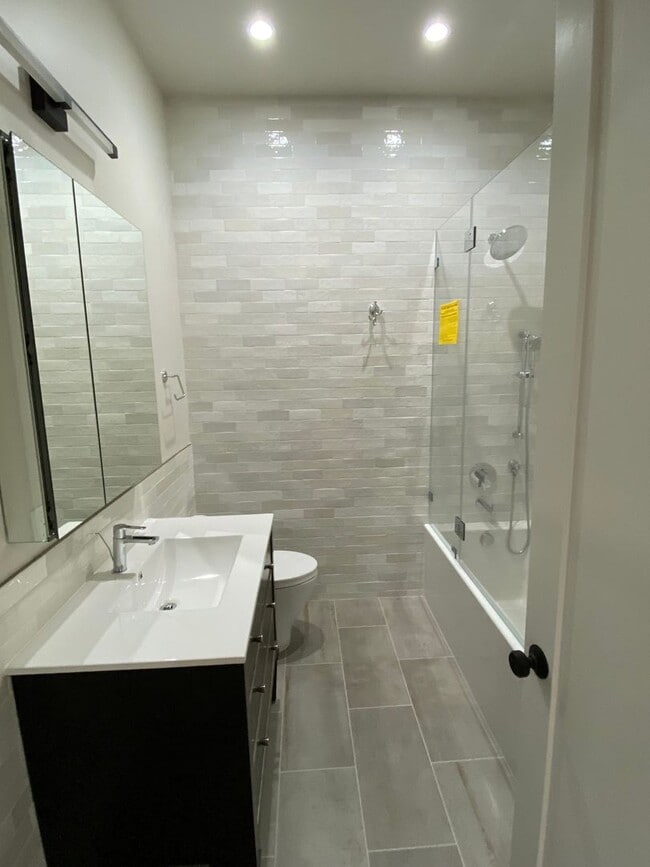 Building Photo - Large newly remodeled apartment with stain...