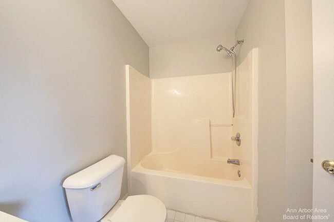 Building Photo - 3127 Dunwoodie Rd
