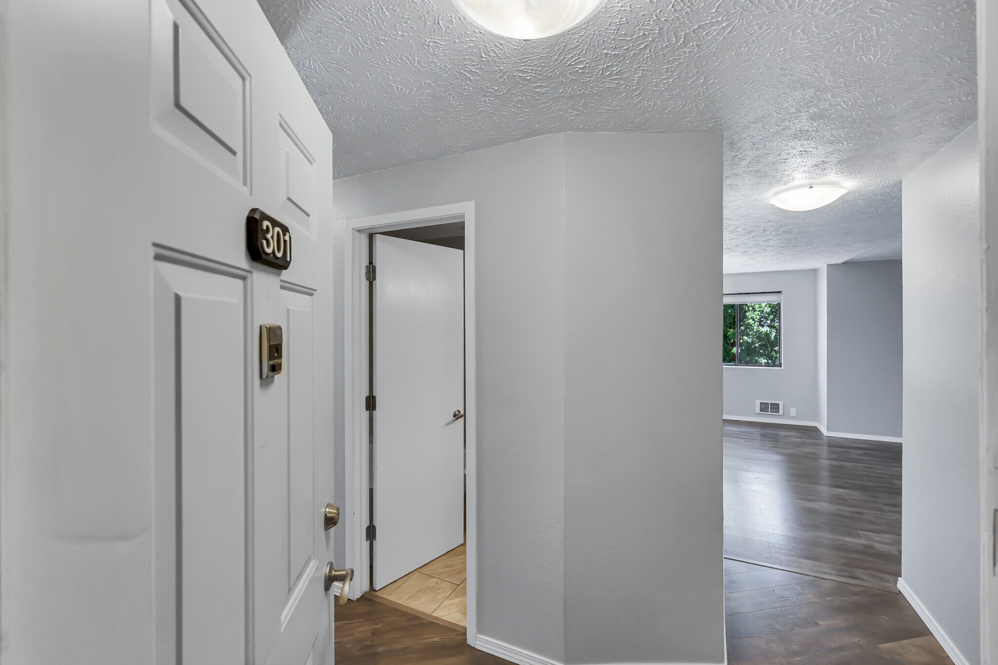 Building Photo - 162 S Coeur Dalene St