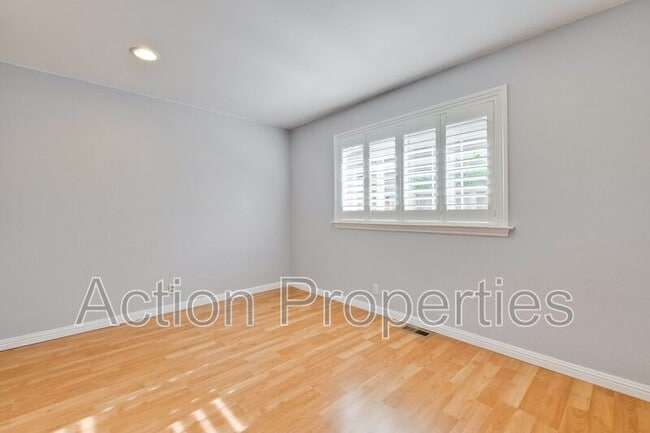 Building Photo - 1650 Goldfinch Way
