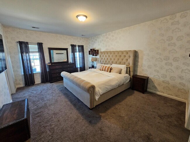 Building Photo - 819 Queenshire Ln