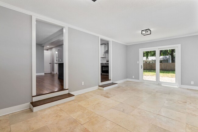 Building Photo - Awesome Renovated OP House