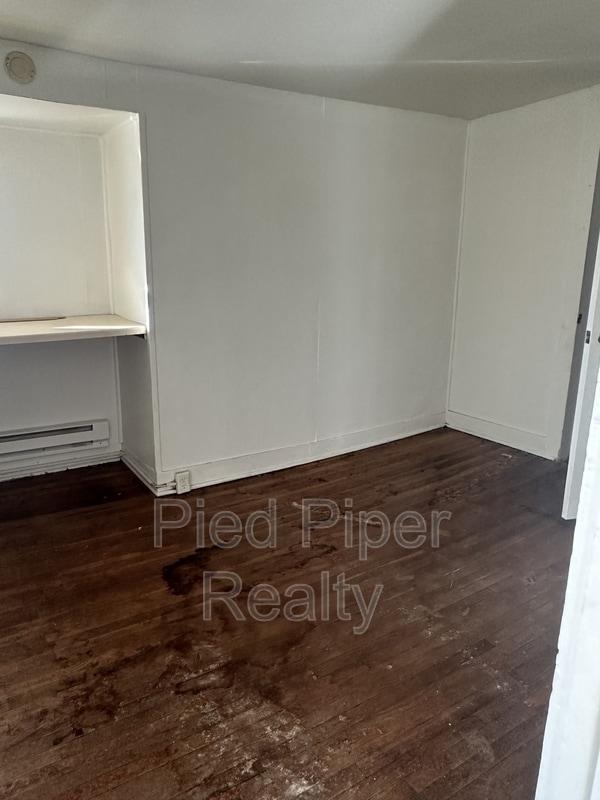 Building Photo - 639 W Pleasant St