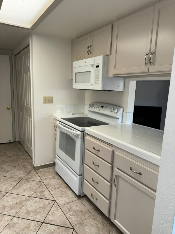 Building Photo - 284 W Lexington Ave