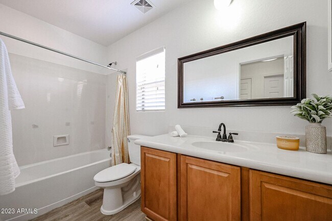 Building Photo - BRAND NEW 5 BEDROOM HOME IN PHOENIX