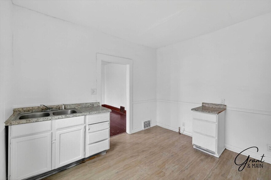 Building Photo - 127/129 W. Buena Vista - AIS-HASE LLC