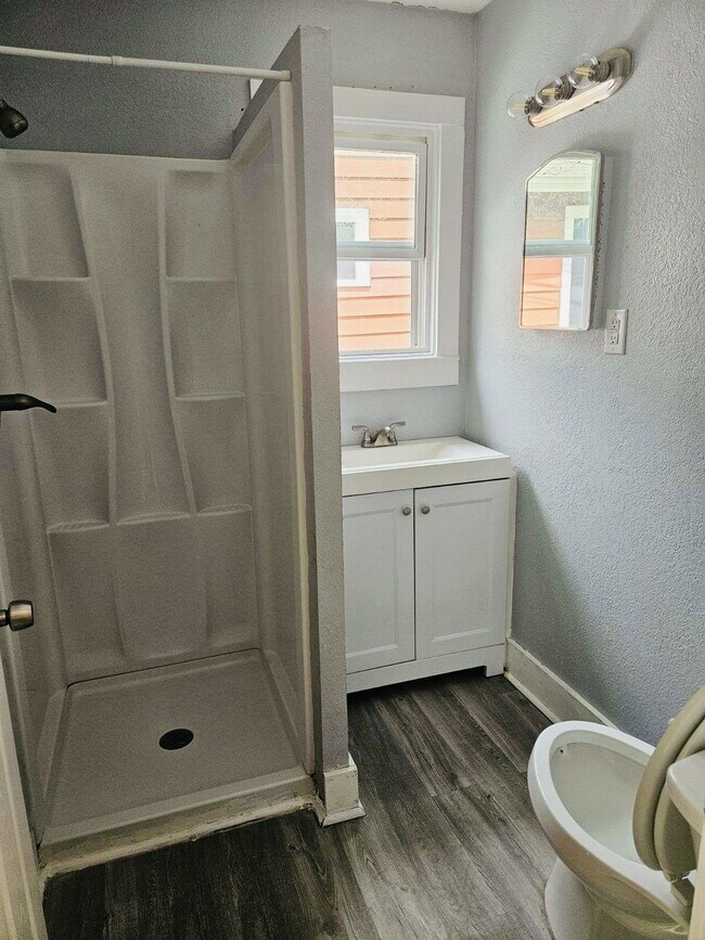Building Photo - Well located One bed/One bath with in Unit Laundry