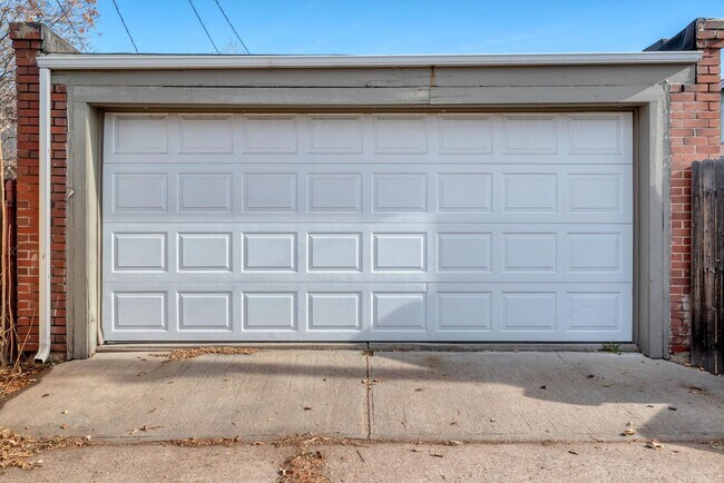Building Photo - Stunning Craftsman Home in the Heart of Denver!