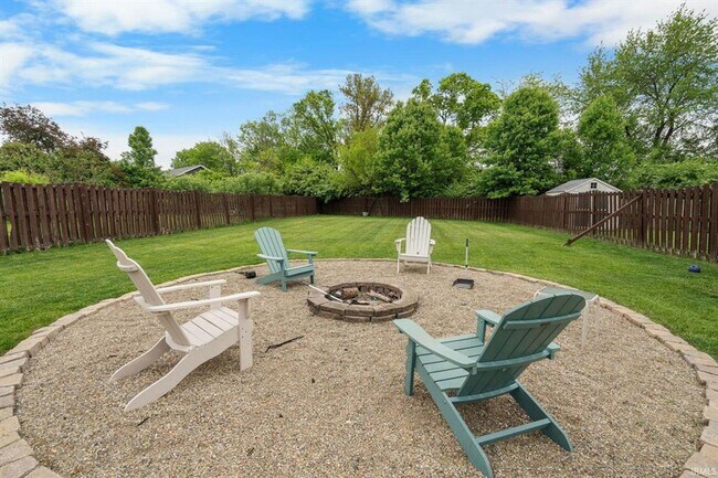 Building Photo - 3BR + Den + Biggest Fenced Yard in Neighborhood