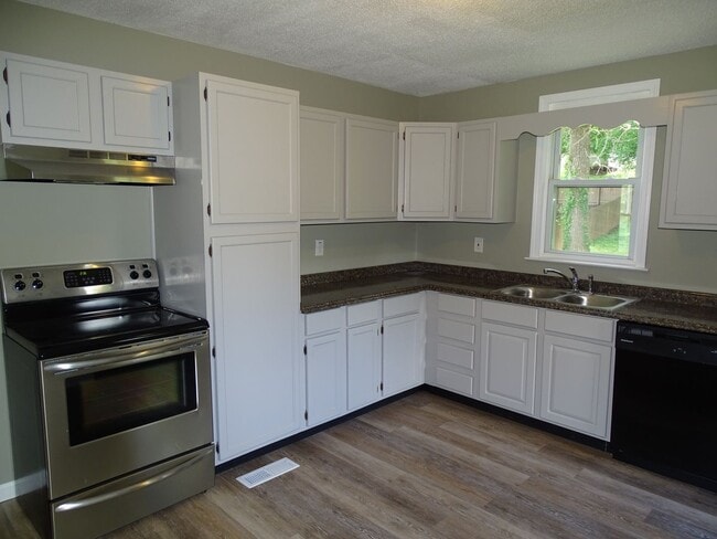 Building Photo - 2 Bedroom 1 Bathroom in South Knoxville