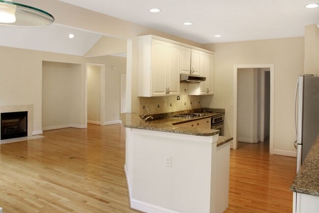 Building Photo - 5 Bedroom with Elevator