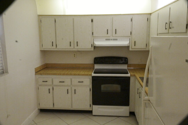 Kitchen - 1830 N Lauderdale Ave