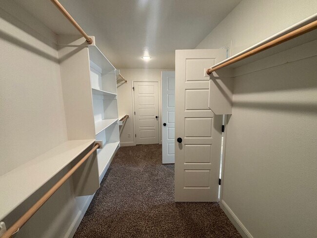 Building Photo - 4 Bedroom 3 Full bath Dream home located i...