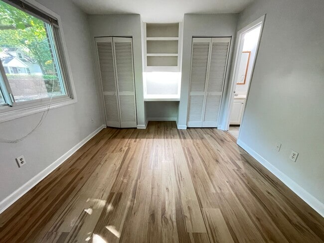 Building Photo - Sleek, Stylish 2br 2ba upper level condo in Chancellor Square, walking distance to Campus, downtown!