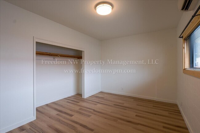Building Photo - 105 W Walnut St
