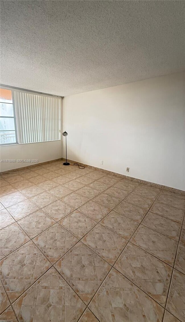 Building Photo - 2025 NE 164th St