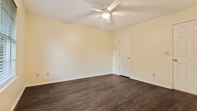 Building Photo - "Cozy 3-Bedroom Fayetteville Home with Mod...