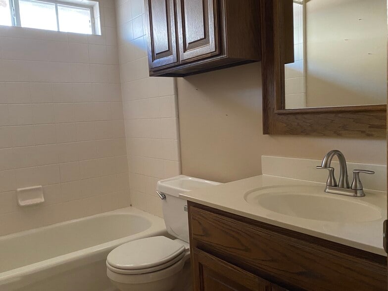 Hall Bath - 8420 NW 106th St