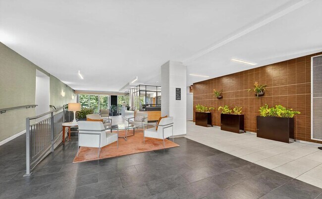 Building Photo - Spectacular Studio in Van Ness East with U...