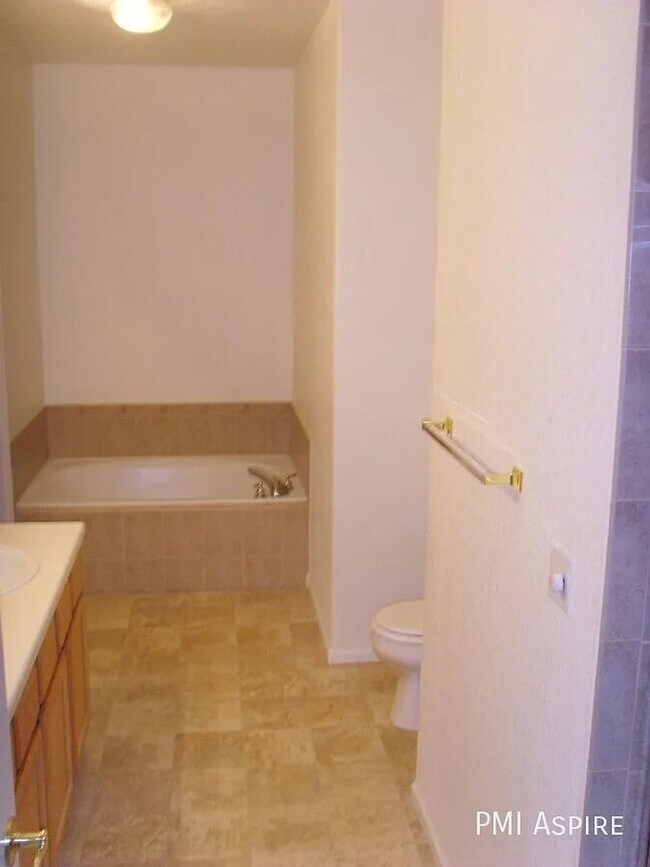 Building Photo - Beautiful 2-Bed/2-Bath Townhome in Longmont!