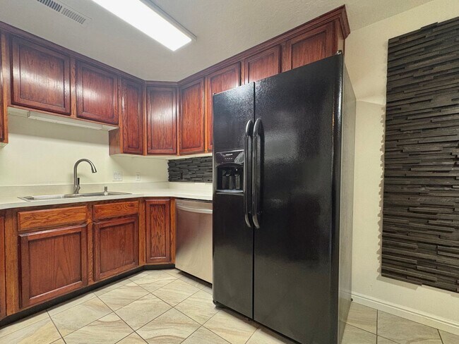 Building Photo - Lakeview Orem Living – 3 Bed Near UVU