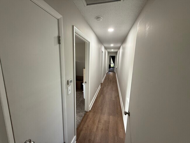 Building Photo - 117 Crossbrook Dr