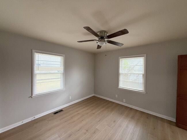 Building Photo - 2106 NW Sullivan Rd