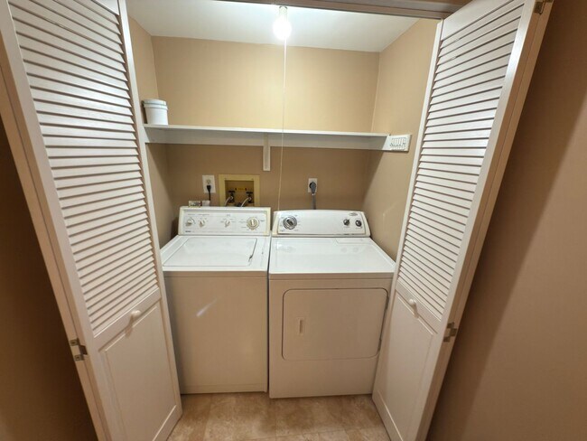 Building Photo - 3BR+BSMT Townhome (Tapestry) with COUNCIL ...