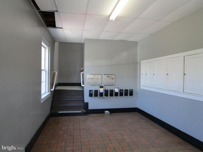 Building Photo - 385 E King St