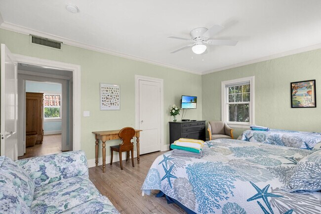 Building Photo - 511 29th St