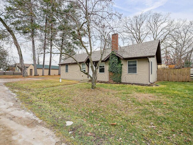 Building Photo - Charming 3-Bed, 2.5-Bath Home in Pinckney!