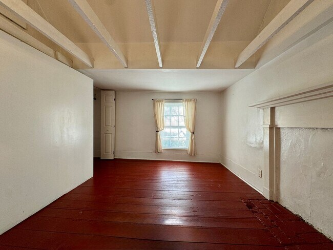 Building Photo - Historic Three Bedroom Home With Ample Outdoor Space