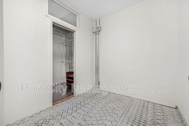 Building Photo - 207 S Ellwood Ave