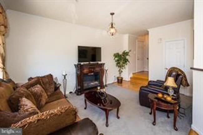 Building Photo - COMING SOON! June 1st - Beautiful Townhouse with 3rd Floor Master Suite!