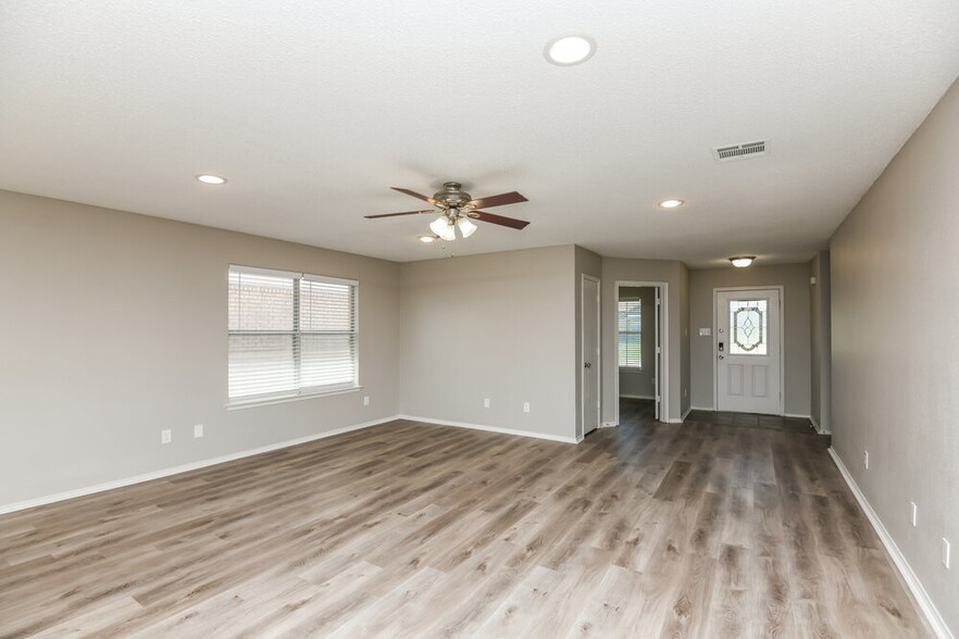 Building Photo - 516 Tweeter Dr
