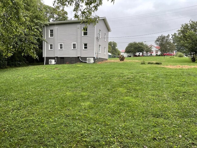 Building Photo - 1719 Airline Dr