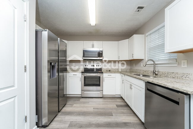 Building Photo - Fantastic 5bd/2.5ba home! Coming soon!