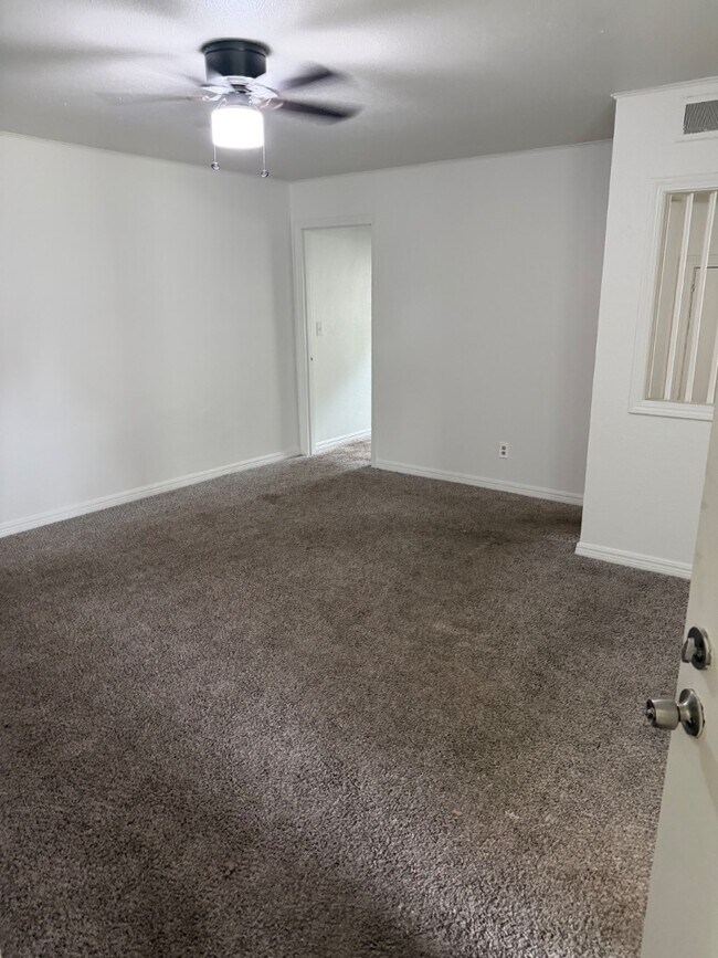 Building Photo - 1421 SW 46th St