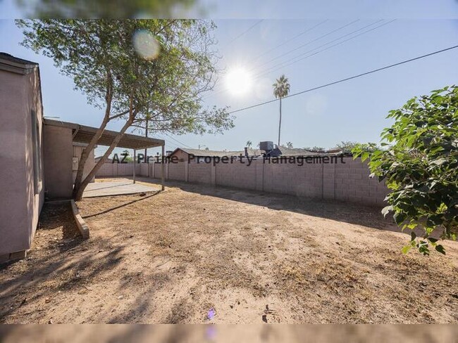 Building Photo - 1619 E Whitton Ave