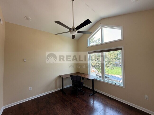 Building Photo - 438 Kenton St