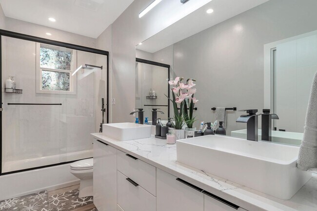 Building Photo - Fresh and Modern 3BD/2BA Home with Solar!