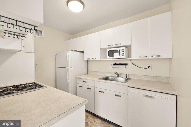 Building Photo - 4390 Lorcom Ln